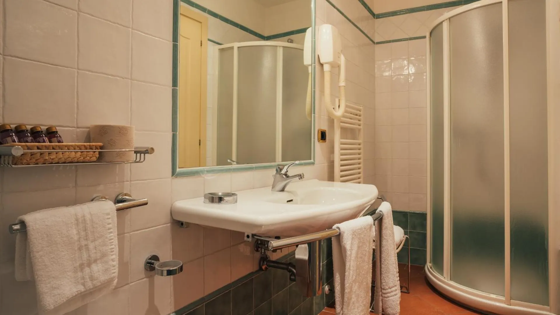 Albergo Cane ドッツア 3*,  イタリア